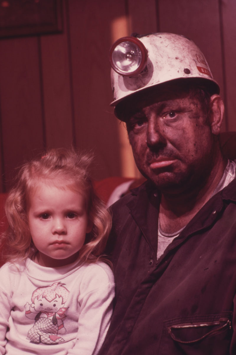 Miner Wayne Gipson (39) and his daughter Tabitha (3), December 1974. Jack CornU.S. National Archives (412-DA-14155)